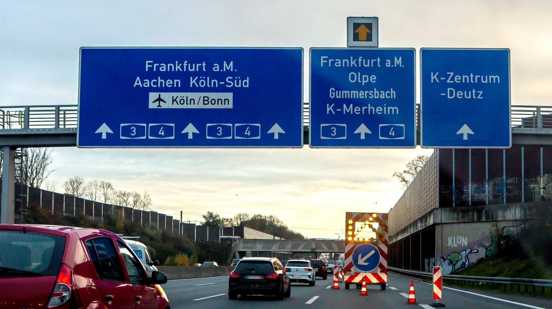 Die rechten Spuren auf der A3 bei Köln sind gesperrt (Archivbild): Autofahrer müssen dort weiterhin mit Einschränkungen rechnen. Die rechten Spuren auf der A3 bei Köln sind gesperrt (Archivbild): Autofahrer müssen dort weiterhin mit Einschränkungen rechnen.