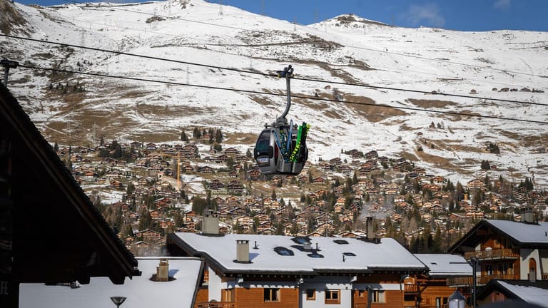 Ein Skiort in der Schweiz (Symbolbild): Ein FDP-Abgeordneter hat sich für seinen Urlaub entschuldigt.