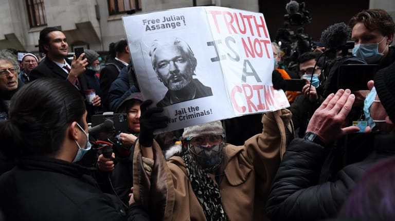Proteste vor dem Gericht: Julian Assange muss weiter im Gefängnis bleiben.