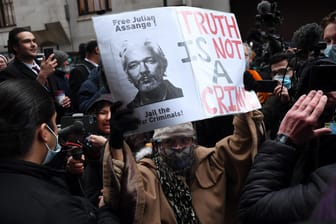 Proteste vor dem Gericht: Julian Assange muss weiter im Gefängnis bleiben.