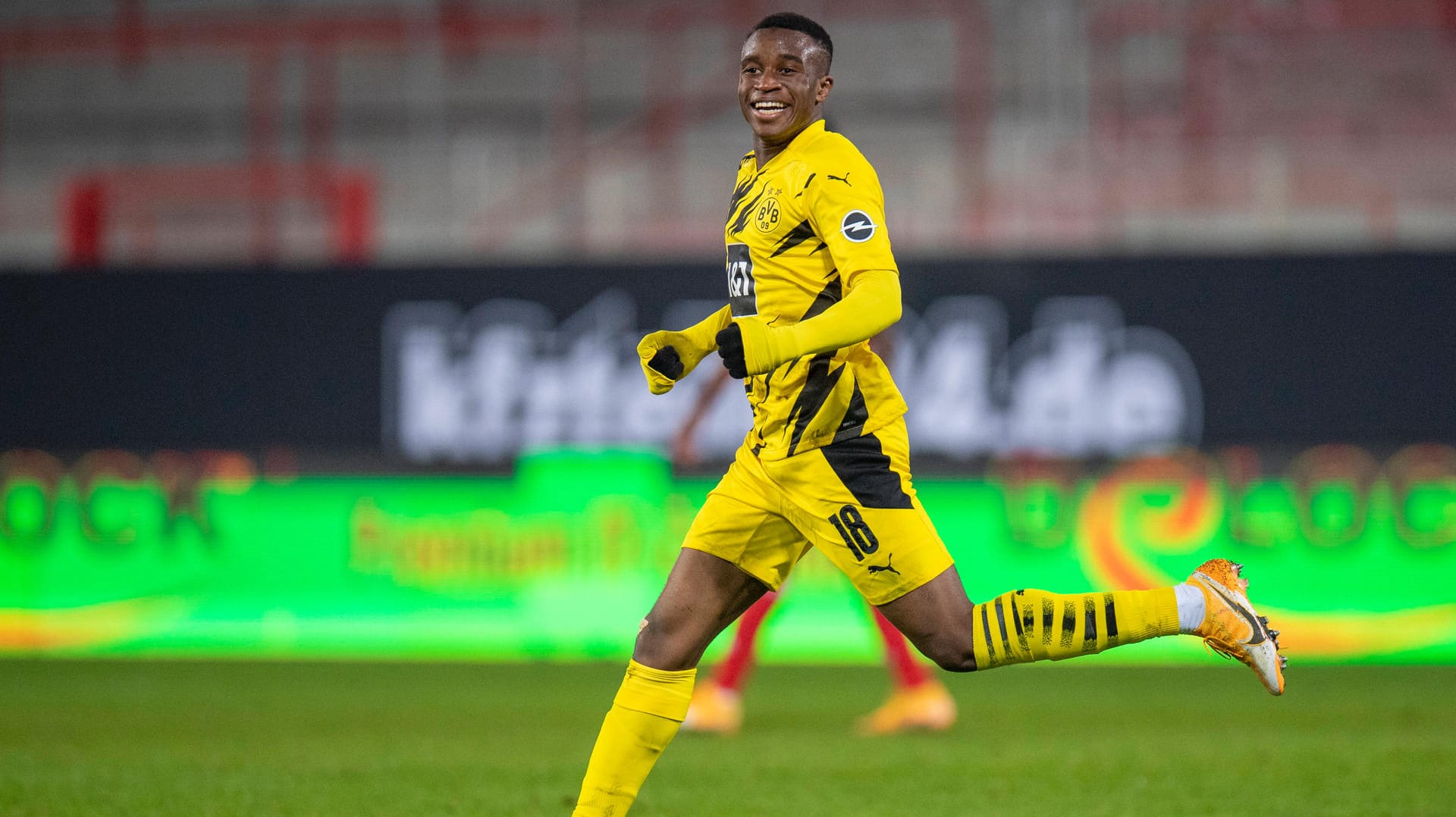 Youssoufa Moukoko strahlt: Der talentierte Stürmer spielt seit Juli 2020 für die Profis, ist nun nach einer Verletzung zurück. Youssoufa Moukoko strahlt: Der talentierte Stürmer spielt seit Juli 2020 für die Profis, ist nun nach einer Verletzung zurück.