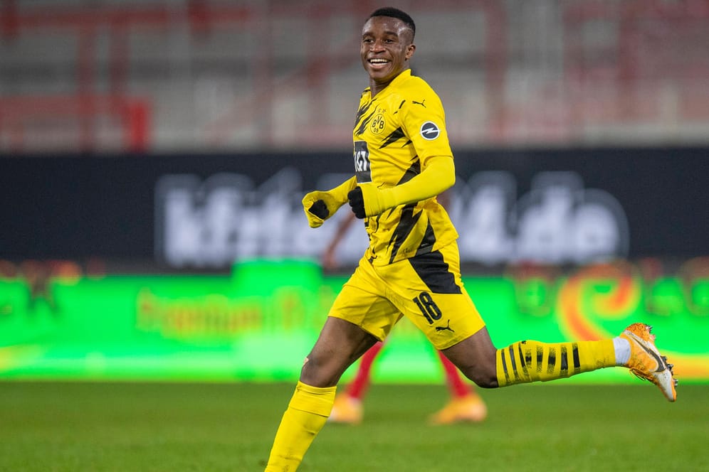 Youssoufa Moukoko strahlt: Der talentierte Stürmer spielt seit Juli 2020 für die Profis, ist nun nach einer Verletzung zurück.