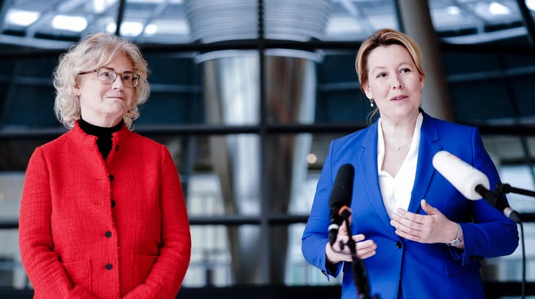Christine Lambrecht (li.) und Franziska Giffey: Frauenministerin Giffey bezeichnete die Quote als einen "Meilenstein".