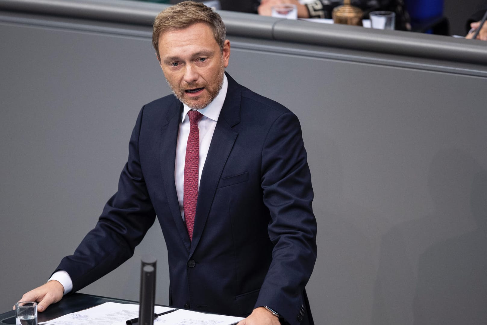 Christian Lindner im Bundestag: Der FDP-Chef kritisiert die Corona-Maßnahmen der Bundesregierung.