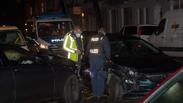 Zwei nach einem Zusammenstoß zerstörte Fahrzeuge in Neukölln: Bei der Verfolgungsfahrt wurden fünf Beamte verletzt. Zwei nach einem Zusammenstoß zerstörte Fahrzeuge in Neukölln: Bei der Verfolgungsfahrt wurden fünf Beamte verletzt.