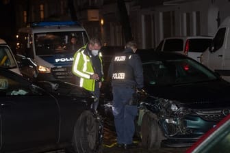Zwei nach einem Zusammenstoß zerstörte Fahrzeuge in Neukölln: Bei der Verfolgungsfahrt wurden fünf Beamte verletzt.