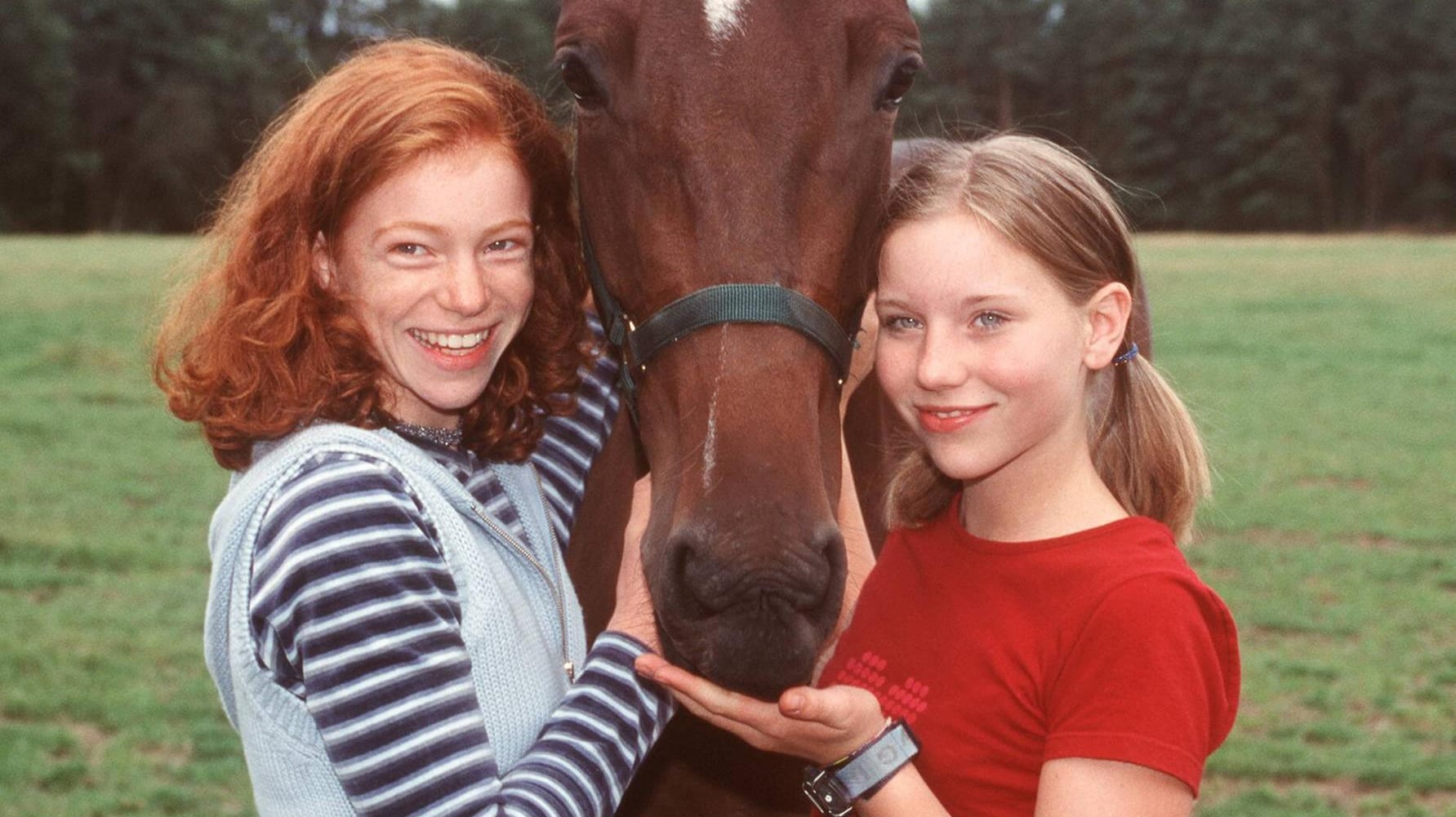 "Die Kinder vom Alstertal": Hexe (Marleen Lohse) und Lisa (Katharina Wäschenbach)