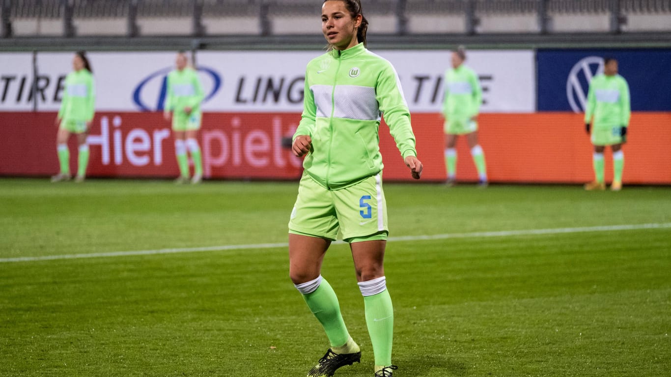 Lena Oberdorf wärmt sich auf: Die 19-Jährige Nationalspielerin hat ihren Vertrag beim VfL Wolfsburg verlängert.