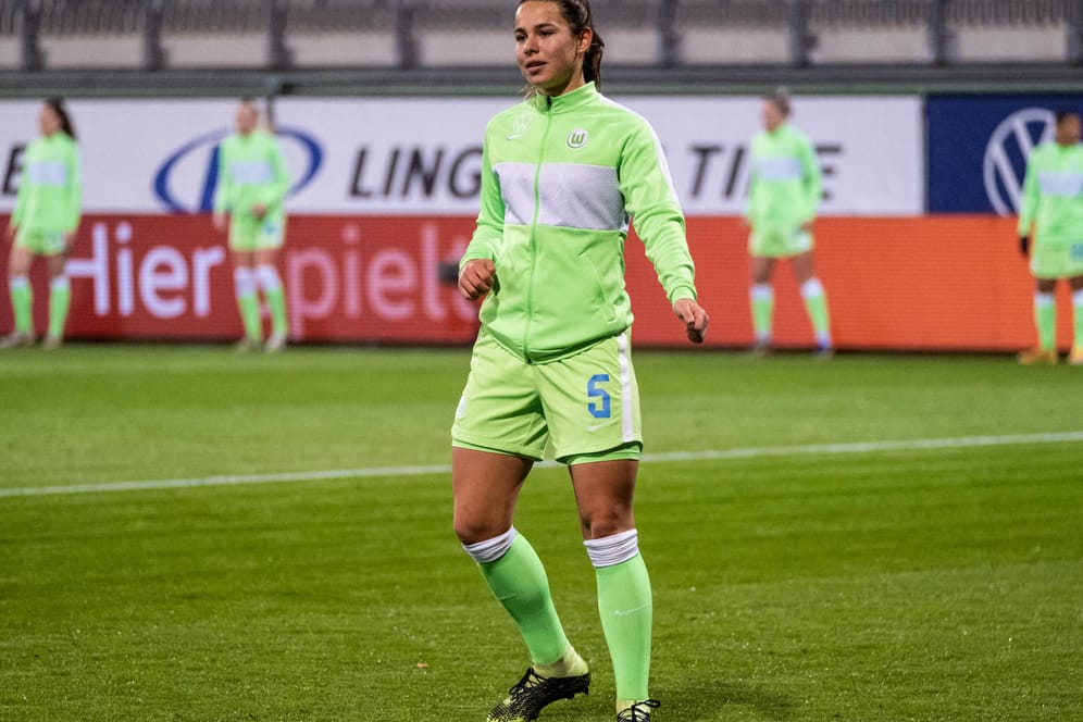 Lena Oberdorf wärmt sich auf: Die 19-Jährige Nationalspielerin hat ihren Vertrag beim VfL Wolfsburg verlängert.