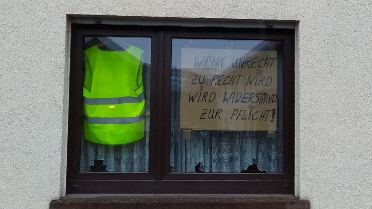 Bleibt daheim: Der Protest zum zweiten "D-Day" beschränkte sich bei vielen Mitgliedern der entsprechenden Gruppe auf Fotos von Plakaten im Fenster. In einem Kanal zur Dokumentation der Proteste war von Blockaden nichts zu sehen.