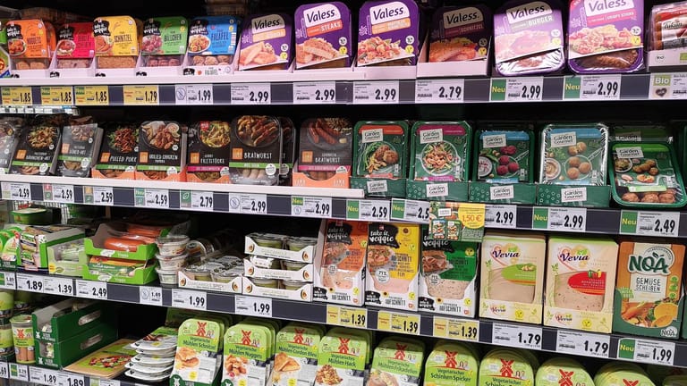 Supermarktregal in Deutschland: Inzwischen werden unzählige Fleischersatzprodukte angeboten.