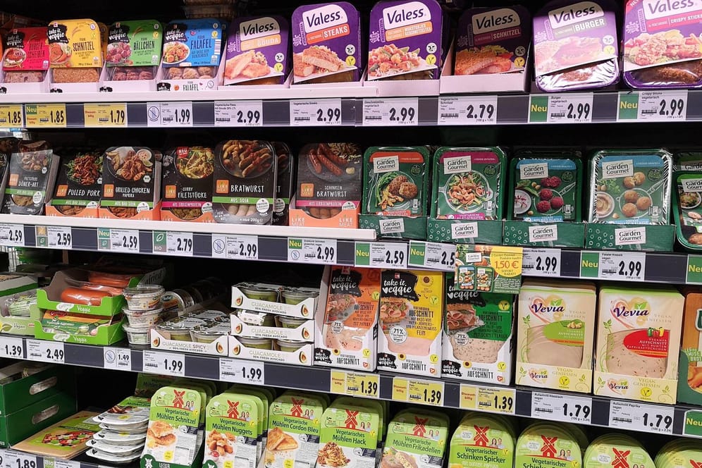Supermarktregal in Deutschland: Inzwischen werden unzählige Fleischersatzprodukte angeboten.