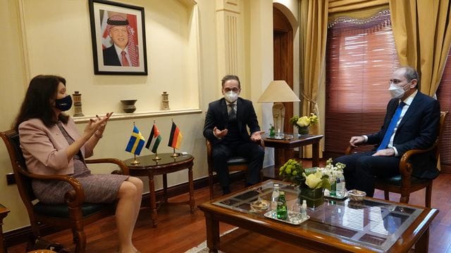 Schwedens Außenministerin Ann Linde (l-r), Bundesaußenminister Heiko Maas (SPD) und der jordanische Außenminister Aman Safadi sprechen während der Nuklearkonferenz miteinander.