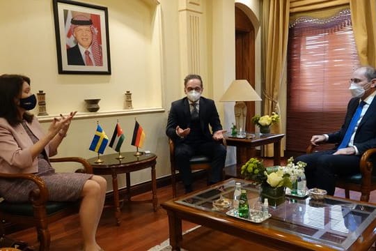 Schwedens Außenministerin Ann Linde (l-r), Bundesaußenminister Heiko Maas (SPD) und der jordanische Außenminister Aman Safadi sprechen während der Nuklearkonferenz miteinander.