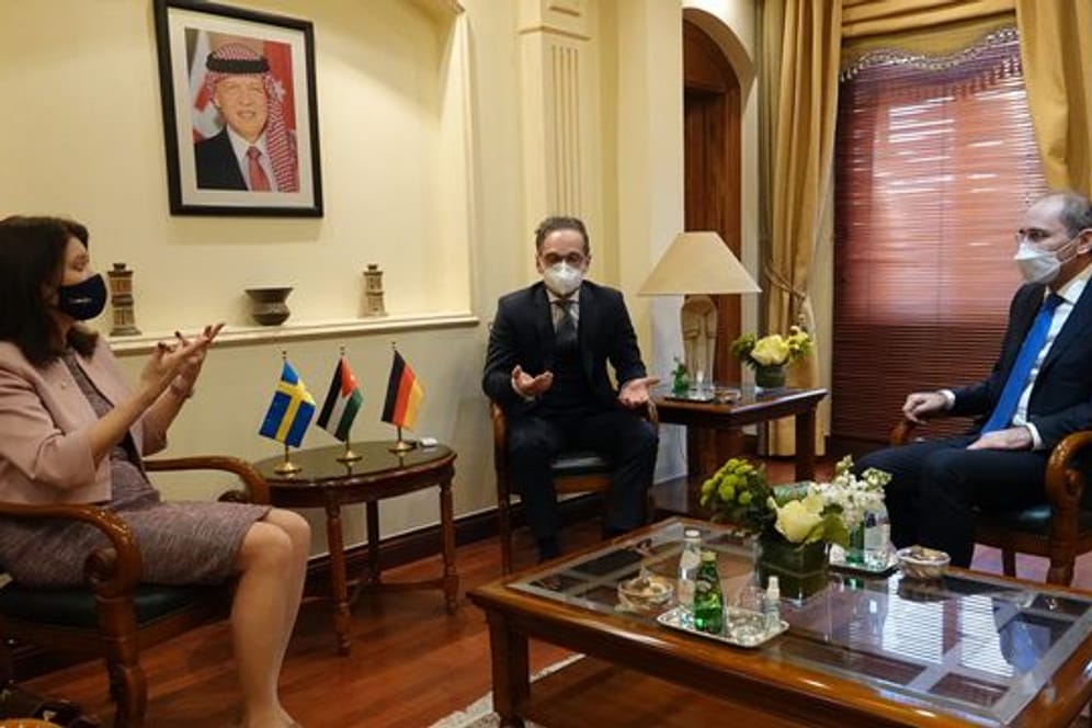Schwedens Außenministerin Ann Linde (l-r), Bundesaußenminister Heiko Maas (SPD) und der jordanische Außenminister Aman Safadi sprechen während der Nuklearkonferenz miteinander.
