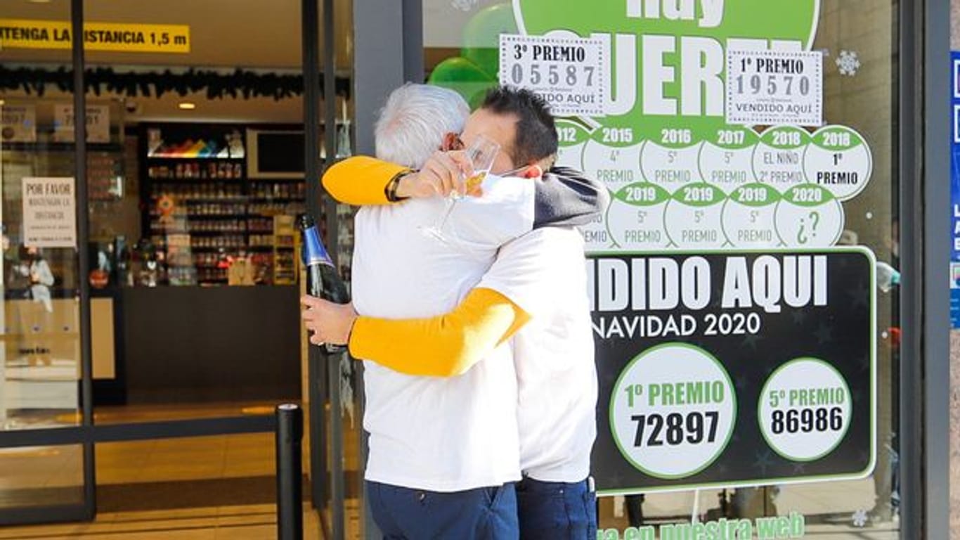 Die Mitarbeiter einer Lotto-Annahmestelle in O Porriño feiern den Verkauf des Gewinnloses.