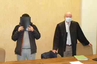 Rechtsanwalt Dr. Mario Geuenich (r.) und sein Mandant, der mit EC-Karten "Shoulder Surfing" begangen haben soll: Er hat ältere Menschen beim Geldabheben beobachtet und sich dadurch Zugang zu den PIN-Nummern verschafft.