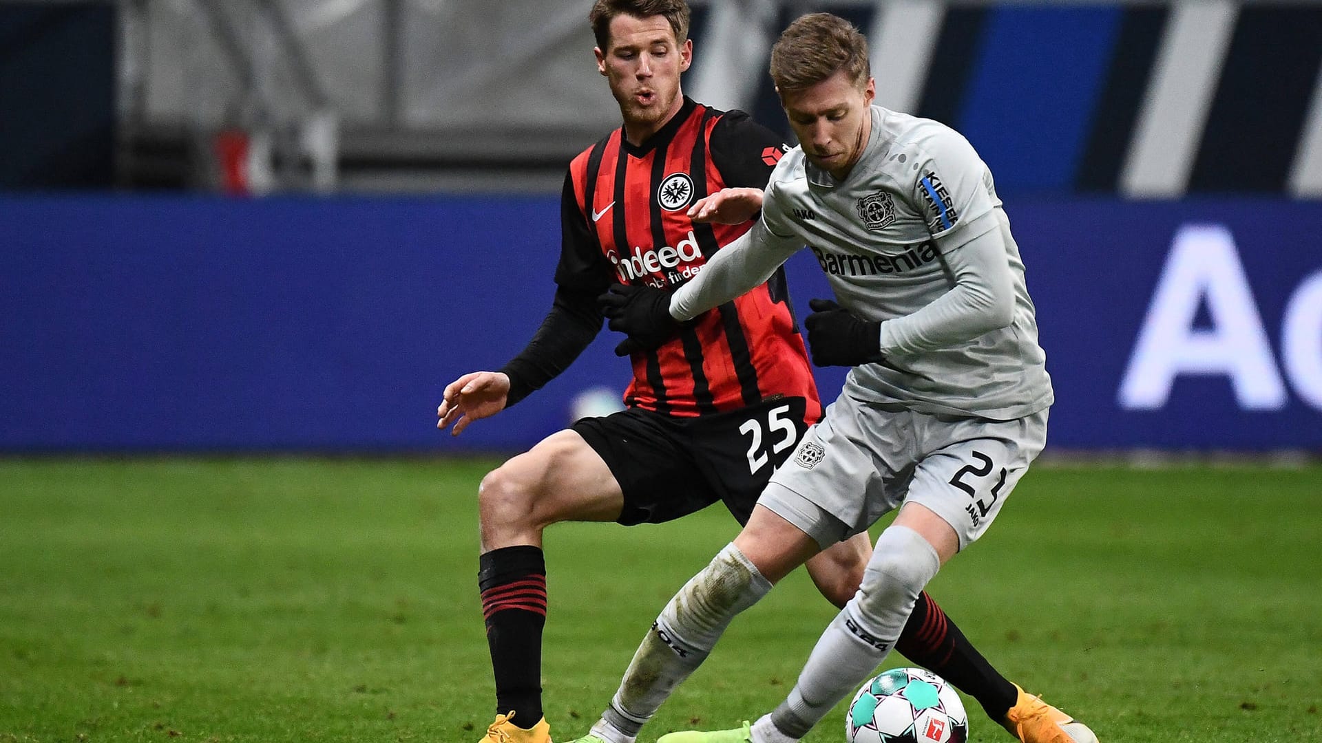 Mitchel Weiser (v.): Der Verteidiger hat sich im Spiel gegen Eintracht Frankfurt verletzt, fehlt der Werkself nun mehrere Wochen. Mitchel Weiser (v.): Der Verteidiger hat sich im Spiel gegen Eintracht Frankfurt verletzt, fehlt der Werkself nun mehrere Wochen.