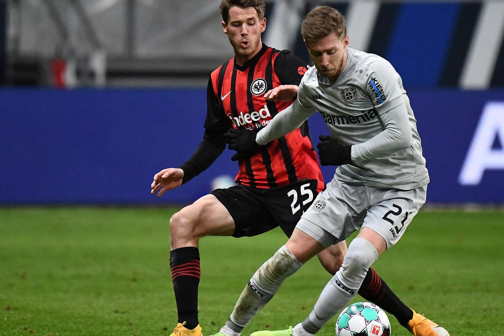Mitchel Weiser (v.): Der Verteidiger hat sich im Spiel gegen Eintracht Frankfurt verletzt, fehlt der Werkself nun mehrere Wochen.