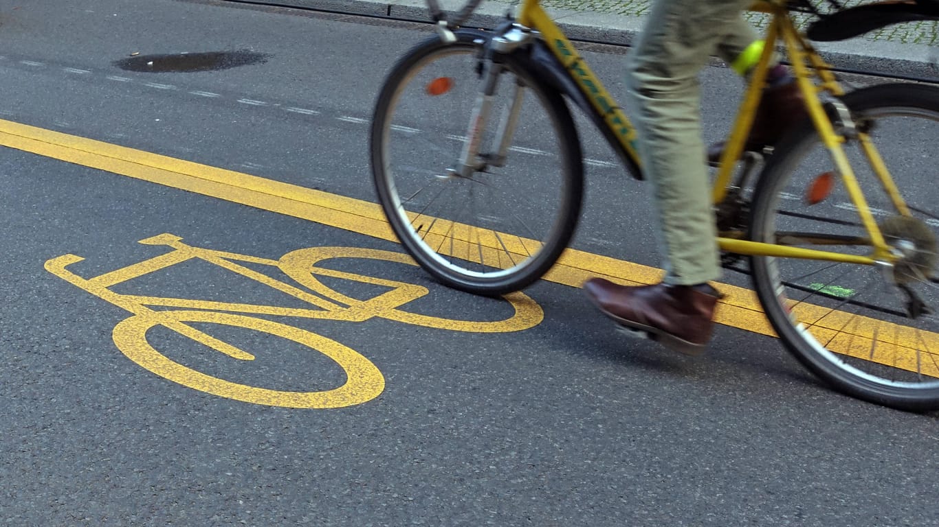 Ein Radfahrer fährt einen Pop-up-Radweg entlang: Die temporären Radwege in Berlin dürfen bleiben.