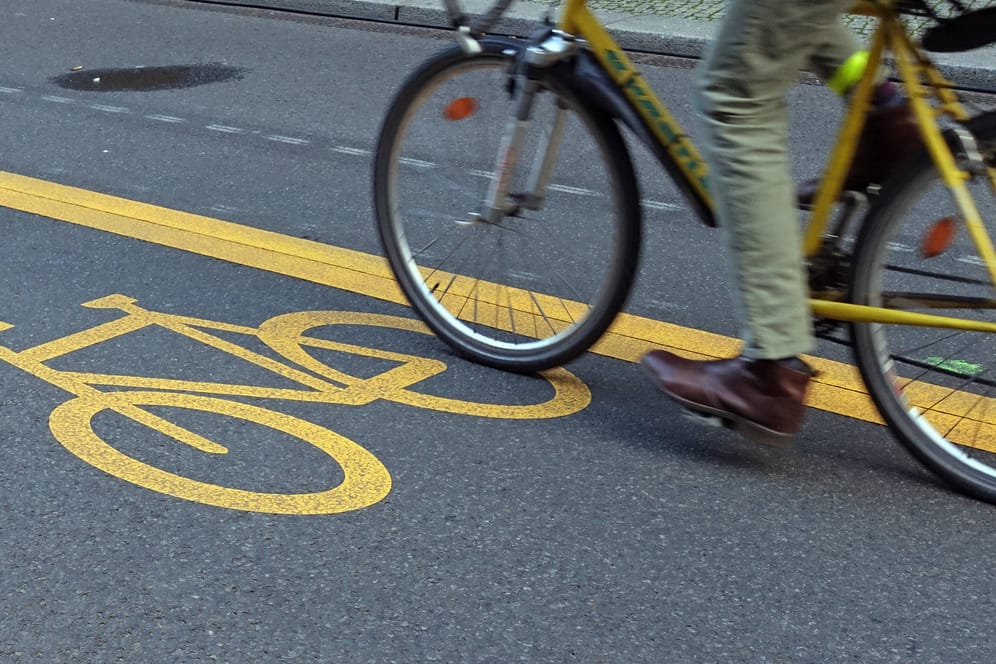 Ein Radfahrer fährt einen Pop-up-Radweg entlang: Die temporären Radwege in Berlin dürfen bleiben.