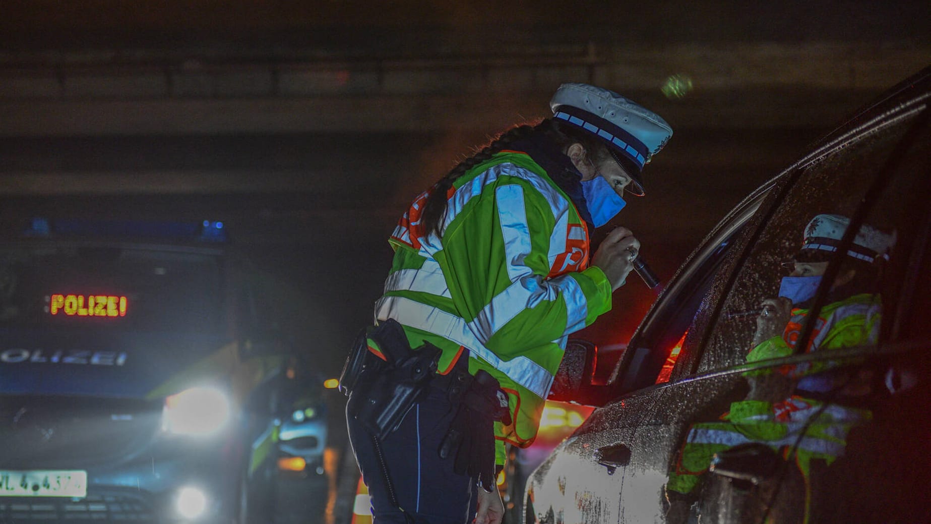 Polizeikontrolle: Am Mittwoch hat die Polizei Verkehrsteilnehmer angehalten und zum Teil heimgeschickt, die den Plan hatten, durch langsames Fahren an Autobahnknoten Staus auszulösen. (Archibild)