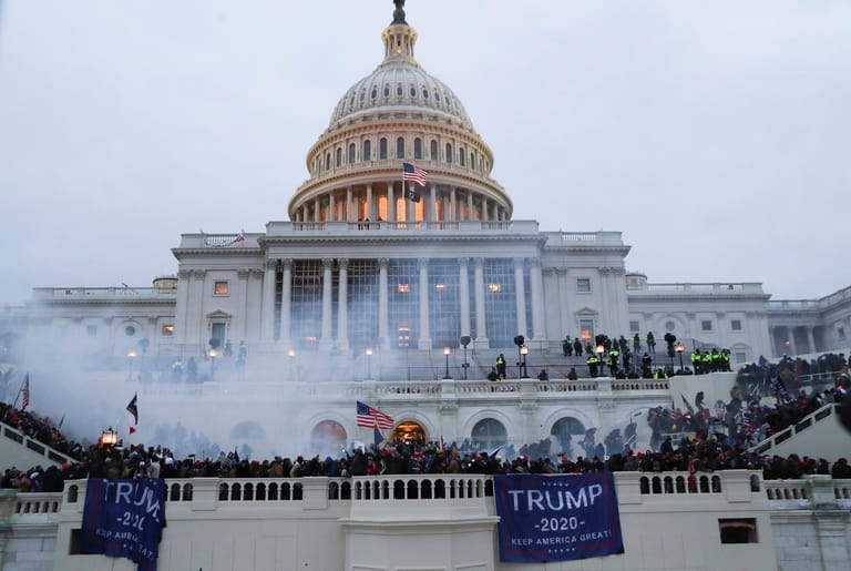 Trump-Anhänger besetzen das Parlamentsgebäude in der US-Hauptstadt Washington.