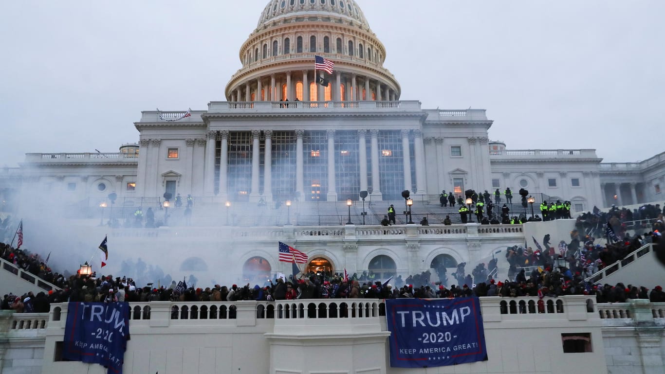 Trump-Anhänger besetzen das Parlamentsgebäude in der US-Hauptstadt Washington.