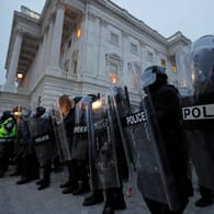 Polizeikräfte schützen nach den Protesten das Kapitol in Washington.