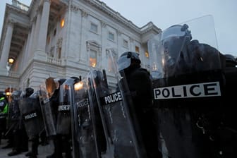 Polizeikräfte schützen nach den Protesten das Kapitol in Washington.