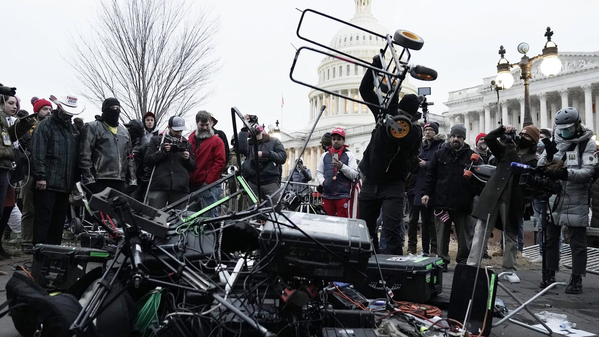 Demonstranten zerstören die Ausrüstung von Kamerateams vor dem Kapitol in Washington.