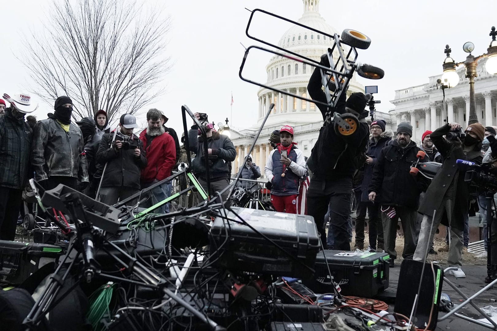 Demonstranten zerstören die Ausrüstung von Kamerateams vor dem Kapitol in Washington.