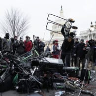 Demonstranten zerstören die Ausrüstung von Kamerateams vor dem Kapitol in Washington.