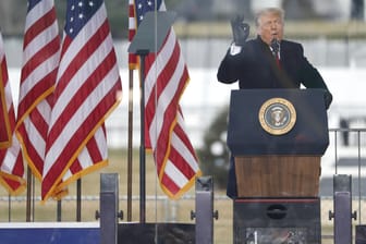 US Präsident Donald Trump spricht vor Anhängern bei einem Protest in Washington. Jetzt wurde sein Twitter-Konto zeitweise gesperrt.
