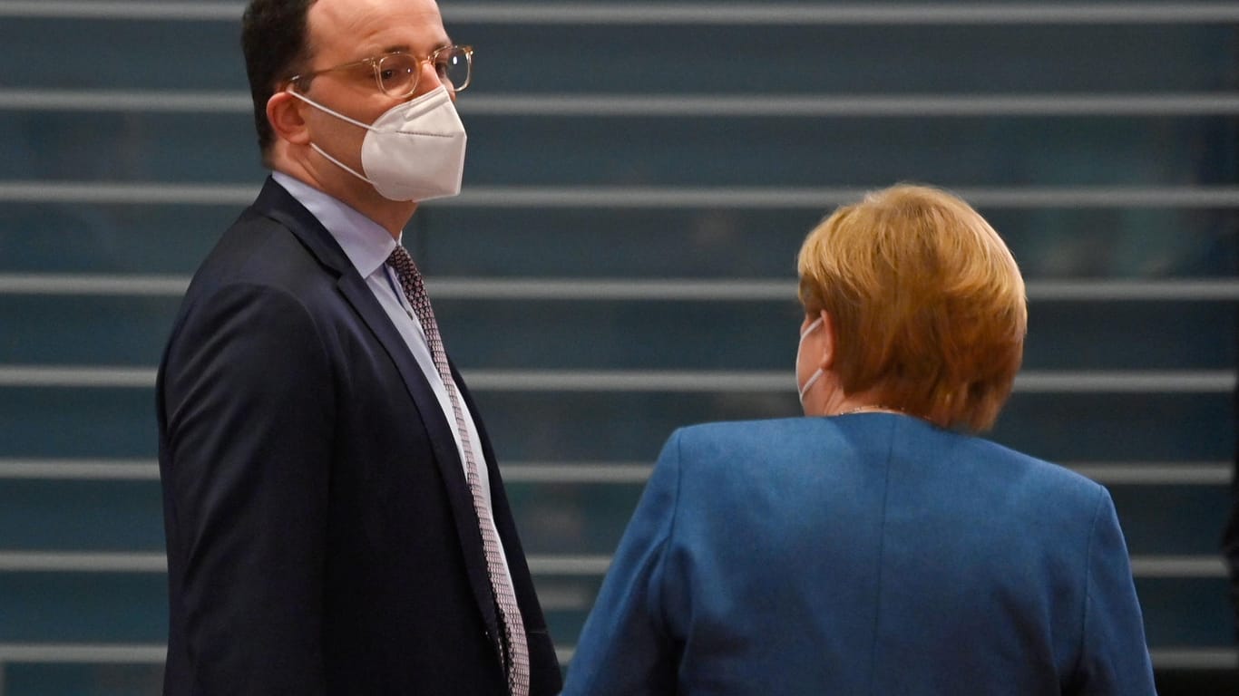 Kanzlerin Merkel und Gesundheitsminister Spahn versuchen das Gerücht zu zerstreuen, ihr Verhältnis sei zerrüttet.