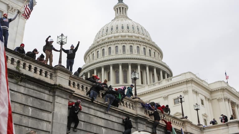 Trump-Anhänger kletterten auf das Kapitol.