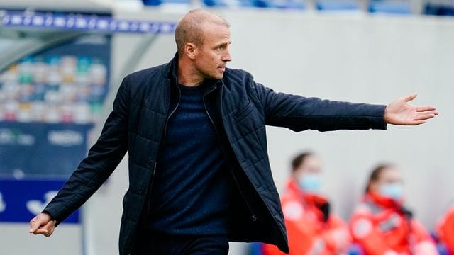 Ist mit Hoffenheim gegen Schalke gefordert: 1899-Coach Sebastian Hoeneß. Ist mit Hoffenheim gegen Schalke gefordert: 1899-Coach Sebastian Hoeneß.