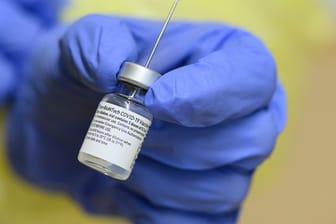 Ein Injektionsfläschchen mit dem Impfstoff gegen das Coronavirus.
