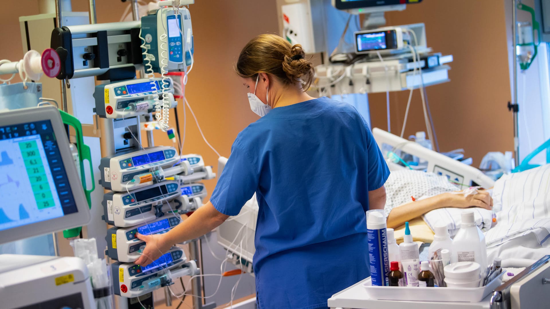 Eine Intensivpflegerin auf einer Station (Symbolbild): Covid-19-Patienten haben noch lange mit den Folgen zu kämpfen.