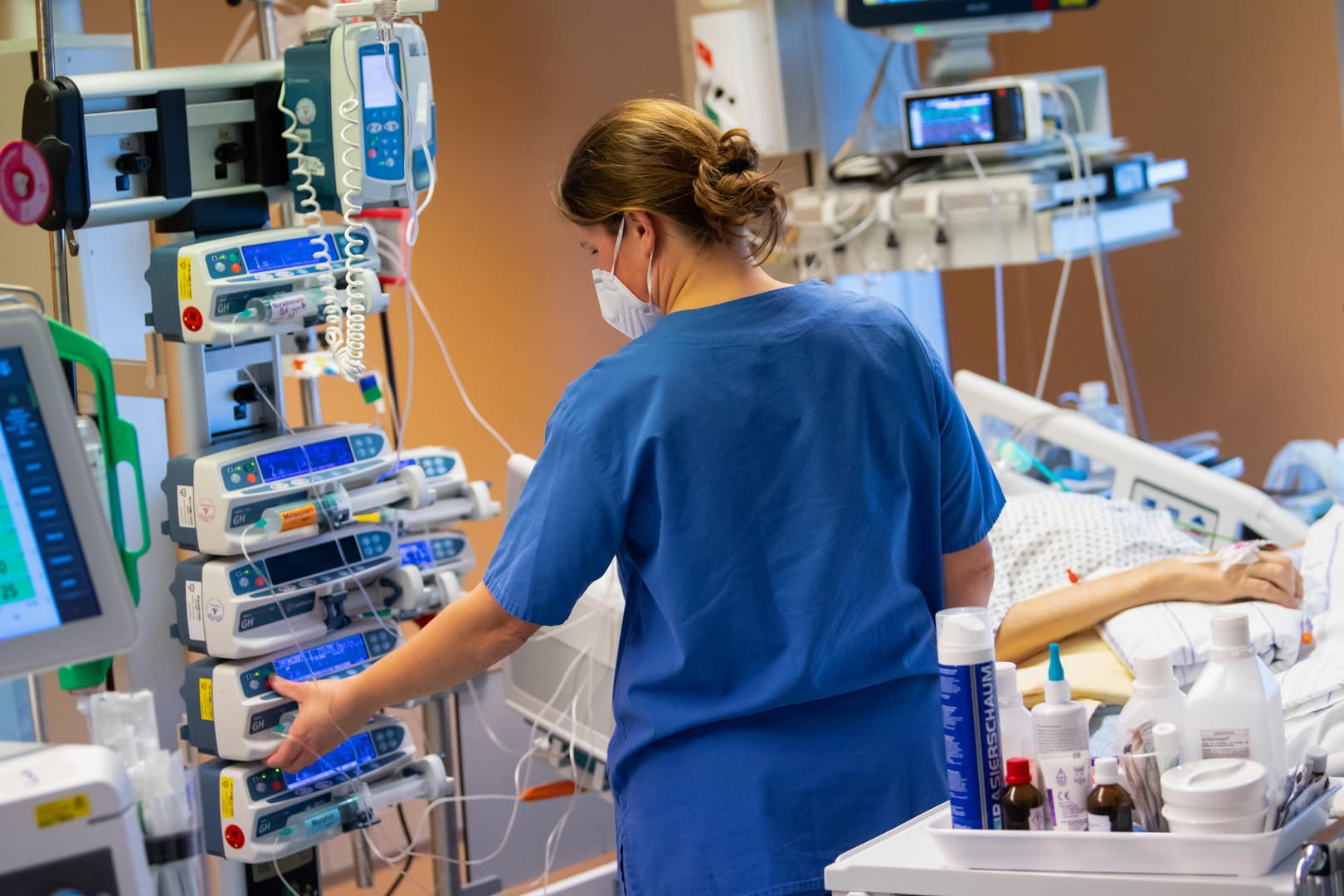 Eine Intensivpflegerin auf einer Station (Symbolbild): Covid-19-Patienten haben noch lange mit den Folgen zu kämpfen.