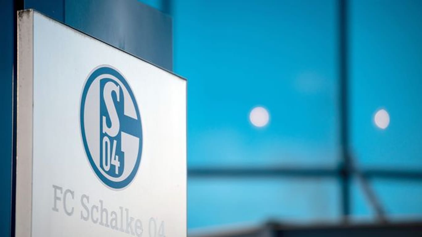 Der angeschlagene Bundesligist FC Schalke 04 lehnt finanzielle Hilfen von Tönnies ab.