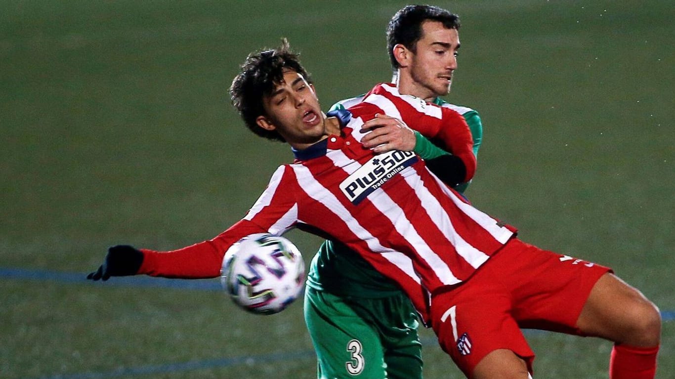 Joao Felix (v.) im Duell mit Raul Prieto Rulo: Der Atlético-Stürmer schied mit seinem Team aus.