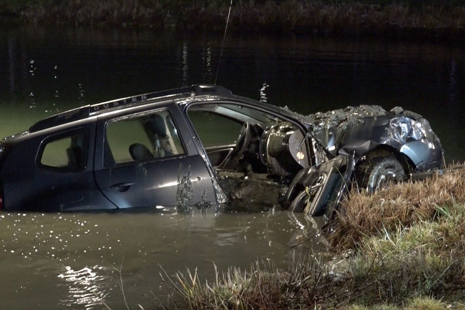 Ibbenbüren in Nordrhein-Westfalen: Ein 72-jähriger Mann ist mit seinem Auto in den Mittellandkanal im Kreis Steinfurt gefahren und versunken.