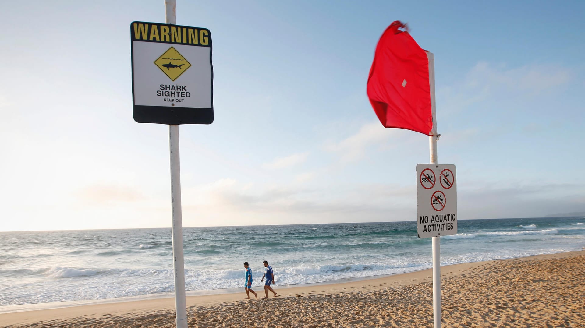 Ein Hai-Warnschild am Strand: In Neuseeland starb eine Frau nach einem mutmaßlichen Haiangriff.