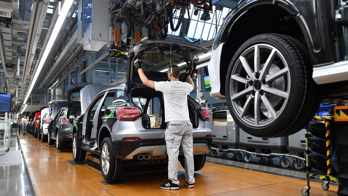Produktion im Audi-Werk (Symbolbild): Während die Industrie insgesamt mehr Aufträge verzeichnet, schwächelt die Autobranche noch.