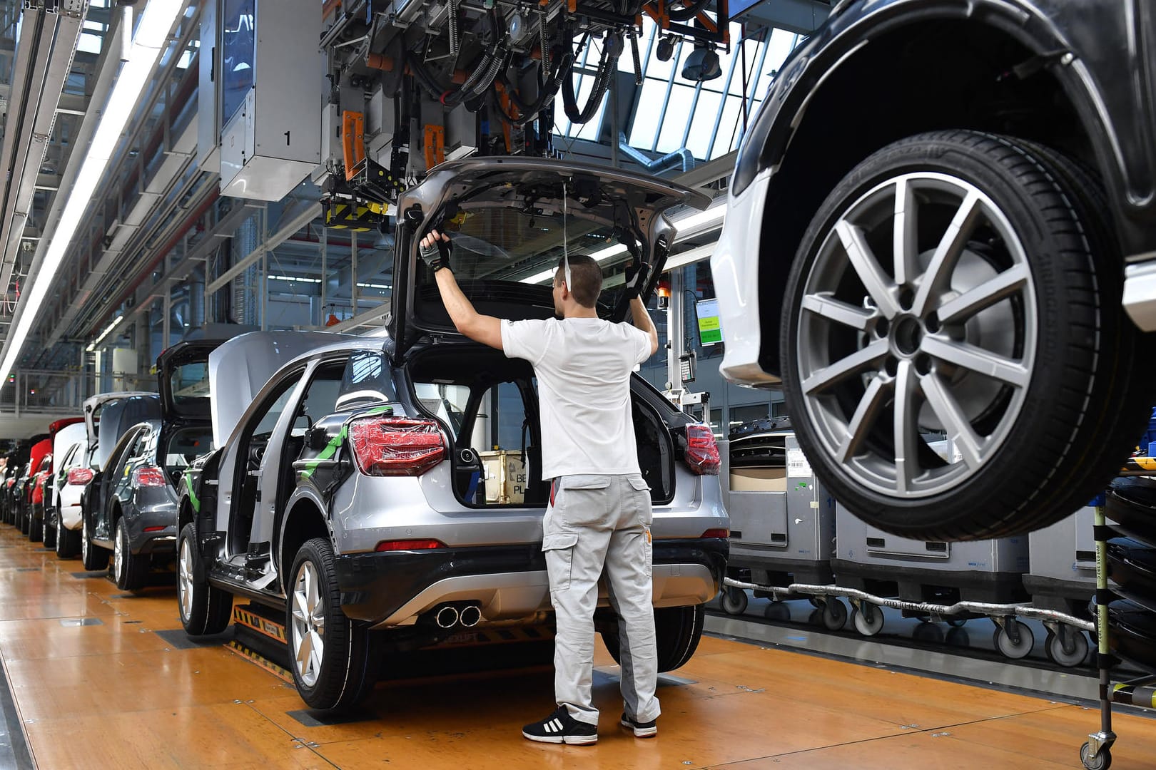 Produktion im Audi-Werk (Symbolbild): Während die Industrie insgesamt mehr Aufträge verzeichnet, schwächelt die Autobranche noch.