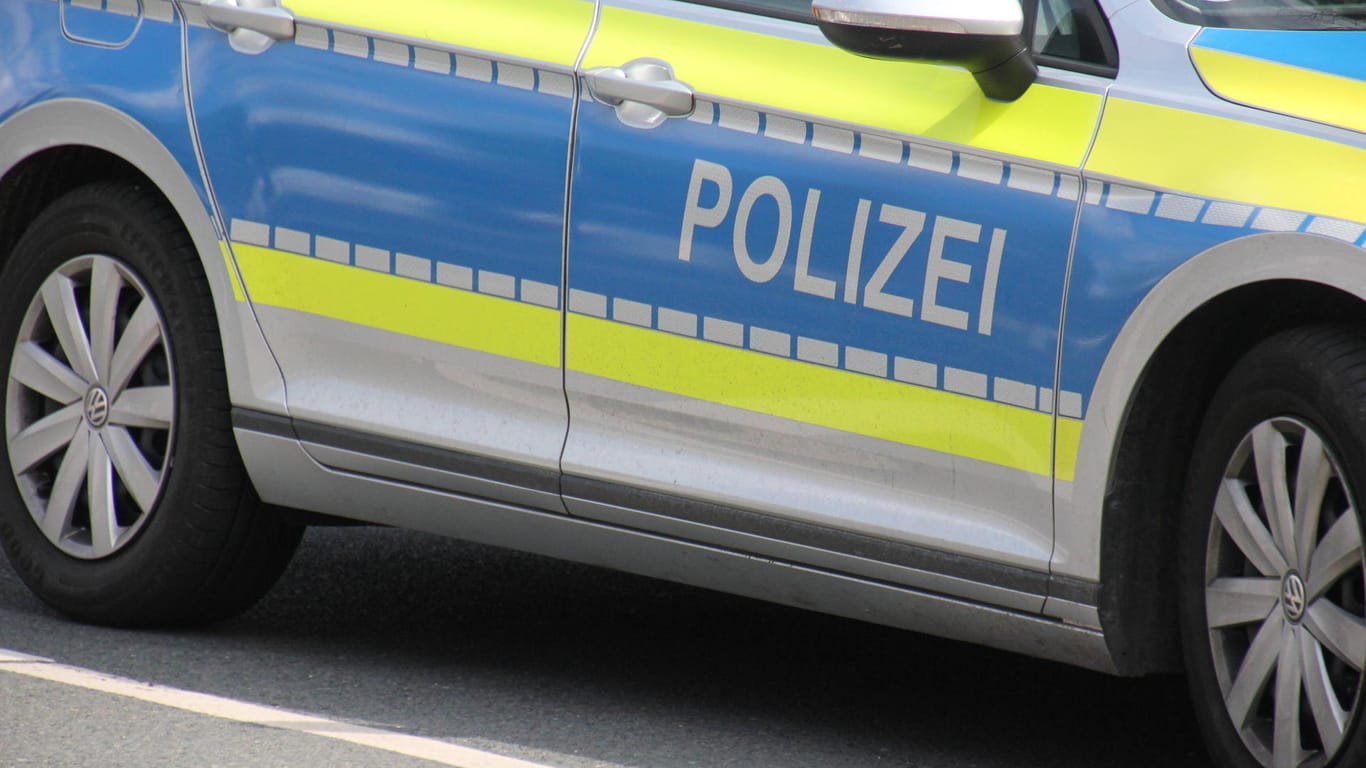 Ein Einsatzwagen der Autobahnpolizei (Symbolbild): In Helmstedt bei Wolfsburg ist ein stark alkoholisierter Lkw-Fahrer aus dem Verkehr gezogen worden.