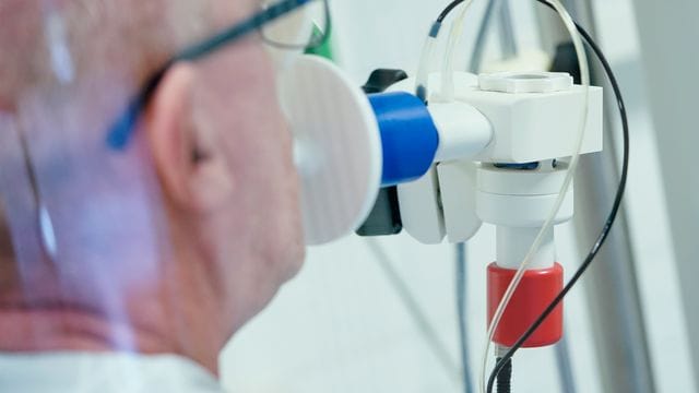 Viele Covid-19-Patienten berichten auch nach ihrer Genesung von anhaltenden Beschwerden.