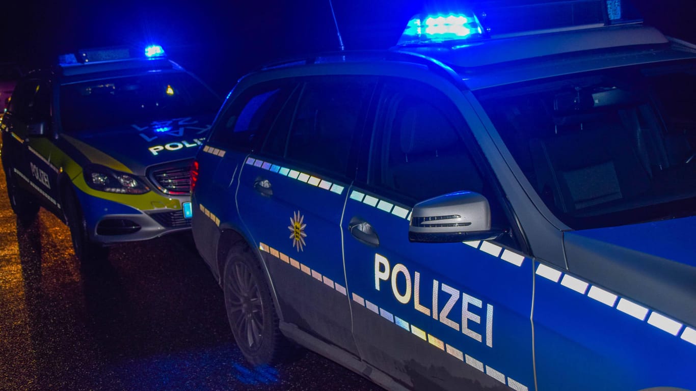 Polizeifahrzeuge im Einsatz (Symbolbild): In der Nähe von Mainz ist erneut ein Geldautomat gesprengt worden.