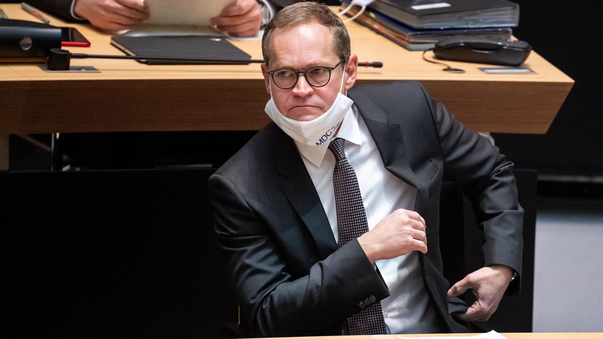 Michael Müller (SPD), Regierender Bürgermeister von Berlin, sitzt im Berliner Abgeordnetenhaus: Das Parlament hat sich der Corona-Pandemie gewidmet. Michael Müller (SPD), Regierender Bürgermeister von Berlin, sitzt im Berliner Abgeordnetenhaus: Das Parlament hat sich der Corona-Pandemie gewidmet.